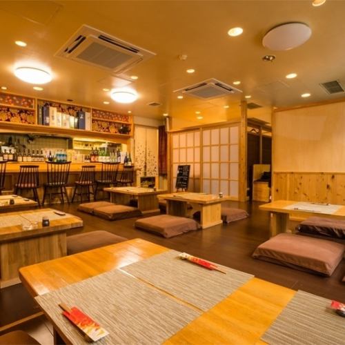 A tatami seat for up to 24 people.There is also a private room for 4 people