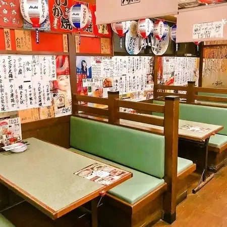 大人数に対応する座敷や掘りごたつ席を完備し、会社宴会や打ち上げにぴったりのレイアウトが可能です。広々とした空間は団体利用でもゆったり過ごせ、周囲を気にせず楽しめます☆炭火の香りが漂う店内は活気があり、仲間と集まる場に最適な雰囲気！予約で安心して宴会できます◎