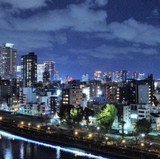 两个座位（两张桌子） 露天屋顶啤酒花园提供两人特别座位。这是一个非常适合约会或休闲饮酒聚会的私人空间。一边欣赏天满桥的夜景，一边放松身心，享用美味的饮品和烧烤吧？也推荐午餐时饮用！对于那些想要度过一段特别时光的人来说，这是完美的座位。
