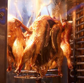 ボリューム満点！専用オーブンで焼き上げる《北京ダック》