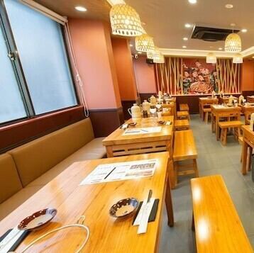 店内は明るく清潔感あふれる中華料理店。本格的な料理をリーズナブルにお楽しみいただけます。ご家族でのご利用や、ご友人とのお食事、ご宴会、ご接待、ご会食、大切な方とのお時間、お仕事帰りのお食事にお立ち寄りください。木製のぬくもりのあるテーブル席でごゆっくりお過ごしください。