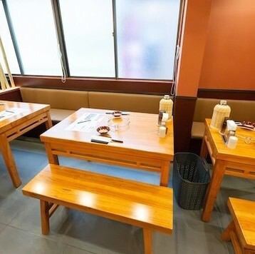 カジュアルにご利用頂けます！木製のぬくもりのあるテーブル席でごゆっくりお過ごしください。