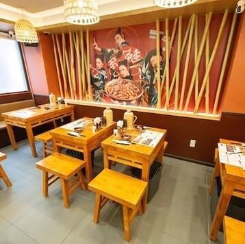 デートからご接待、各種宴会など幅広くご利用いただけます。木製のぬくもりのあるテーブル席でごゆっくりお過ごしください。