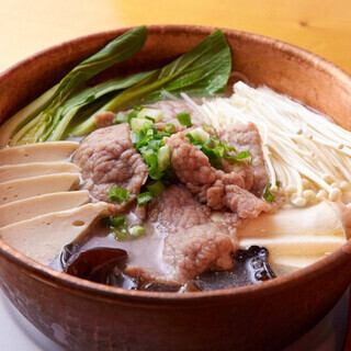 薄切り牛肉入りカボチャスープ米線