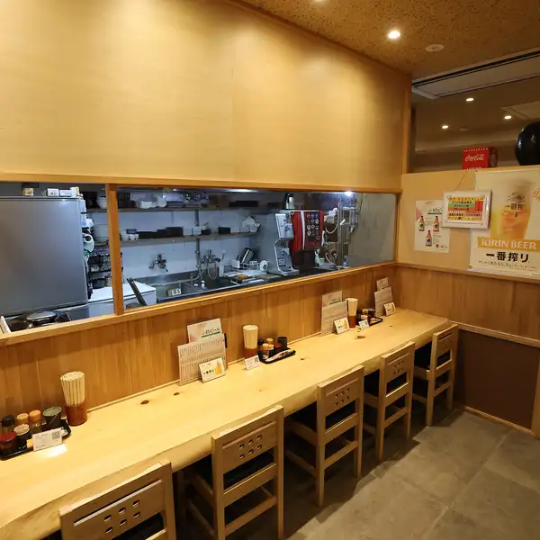 【どなたでも寛げるバリアフリー空間】店内は段差のない完全フラット！通路も通常の2倍の広さを確保しており、車椅子やベビーカーのままでもスムーズに入店・ご移動が可能です。元介護士の店主ならではの細やかな配慮が光る広々とした空間で、どなた様も心地よいひとときをお過ごしください。