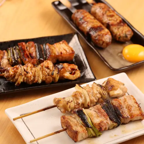 【名物】通常の1.5～2倍サイズ！炭火で焼き上げる特大焼き鳥