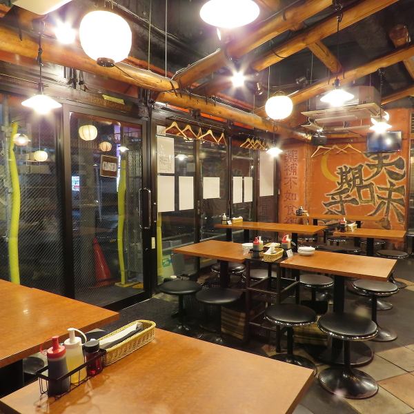 落ち着いた雰囲気の店内には、カップルに最適な丸テーブル（2～3名様用）や、ご友人同士のお食事にぴったりの丸テーブル（3～5名様用）をご用意しています。団体様向けの四角テーブルはご宴会に最適です。さらに、2名様からご利用いただける隠れ家的なテーブル席もあり、様々なシーンでゆったりとお過ごしいただけます。