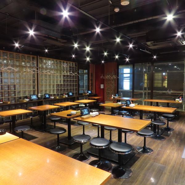 おしゃれなデザインでまとめられたカウンター席は、お一人様で気軽に立ち寄る際や、お二人で特別な時間を過ごしたいデートにも最適です。また、椅子を内側の通路に向かい合うように配置することも可能で、隣り合わせではなく、お互いの顔を見ながらより親密な雰囲気で会話を楽しむことができます。ぜひご利用ください。