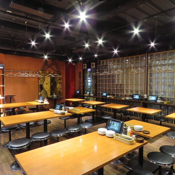 20名様から50名様、さらには50名様以上の大規模な宴会にも対応可能な貸切を承っております。ご宴会、記念日やパーティ、忘年会など、様々なイベントのニーズに合わせて、店内全体をお客様だけのプライベートな空間としてご利用いただけます。人目を気にせず、心ゆくまで賑やかなひとときをお過ごしください。