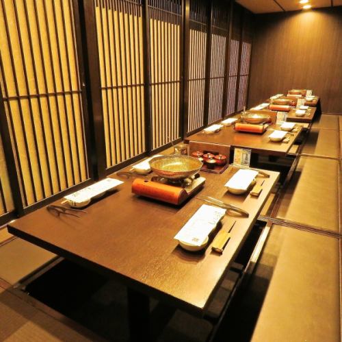 <p>【和モダン空間】店内見渡せる暖かい照明の広々空間と個室テーブル席、小規模から中規模、団体様(最大32名様)まで様々なシーンのお食事をお楽しみいただけます。</p>