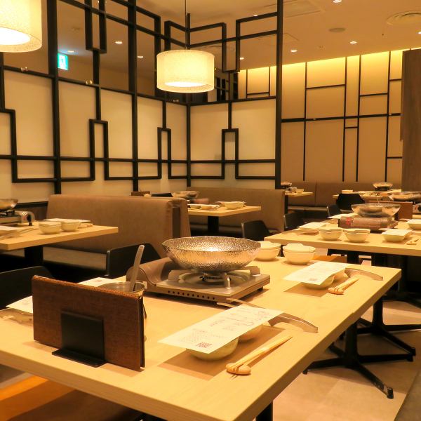 【和モダン空間】店内見渡せる暖かい照明の広々空間と個室テーブル席、小規模から中規模、団体様(最大32名様)まで様々なシーンのお食事をお楽しみいただけます。