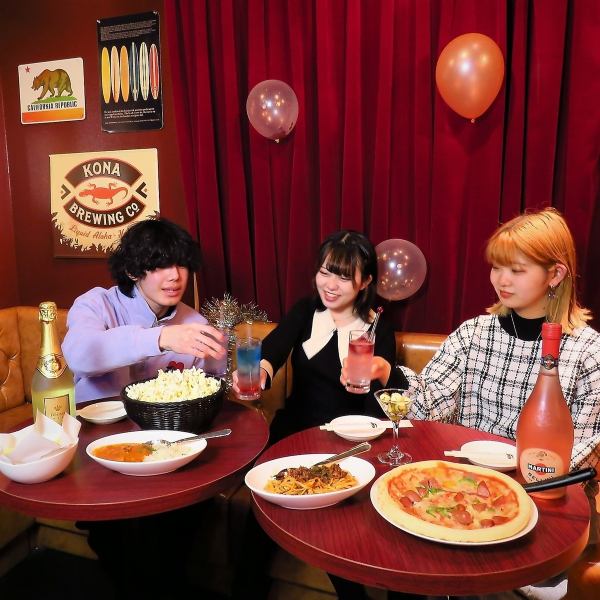 渋谷でゆっくりソファー席で楽しめる渋谷宮益坂店。広々したテーブル席とソファー席、そしてカウンター席に分かれた店内は大人な雰囲気。1杯250円で楽しめるバームーンウォークでデートや仲間との充実した時間をお過ごしください。
