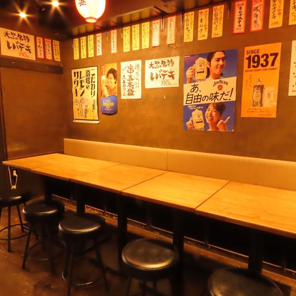 【今日は座りで◎】入り口付近は焼いているところが見える立呑みカウンターがあり、奥には座れるテーブル席をご用意。今日は座りたい、今日は立呑みでサクっと楽しみたいなどその日の気分でお楽しみいただけます◎ 千種駅から徒歩2分なので会社帰りにもふらっと立ち寄って大黒で元気を注入していってください♪