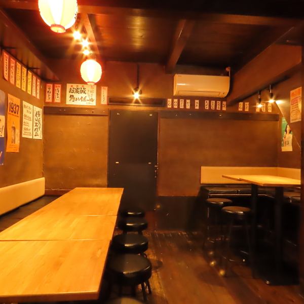 当店では立ち飲みだけでなく、2~14名でゆっくり座ってご飲食頂けるテーブル席も御座います♪