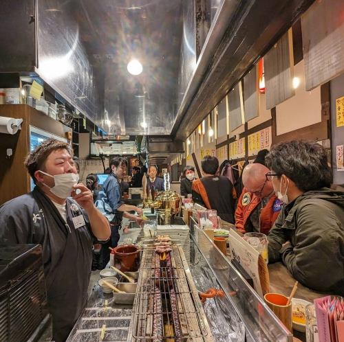 お１人は、カウンターへ！２人以上は奥のテーブルへ！