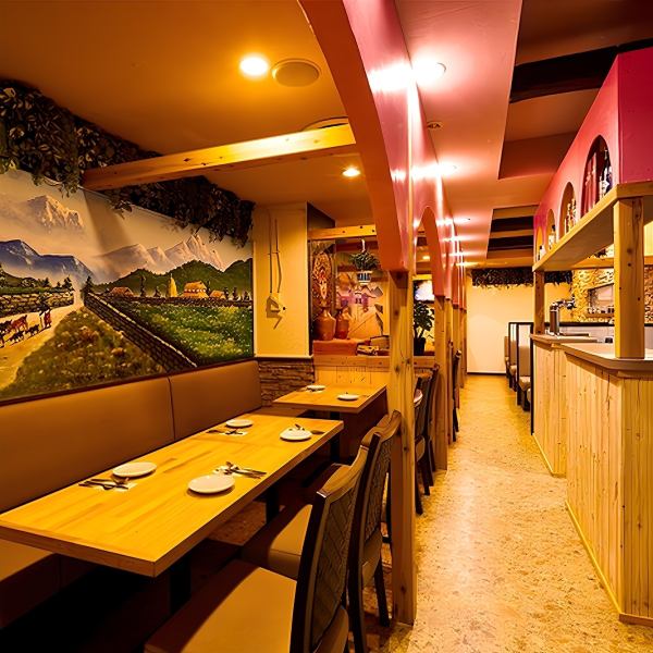 明るい雰囲気の店内に広々としたお席を完備しております。仕事帰りのお食事や懇親会など、お気軽にご利用ください♪