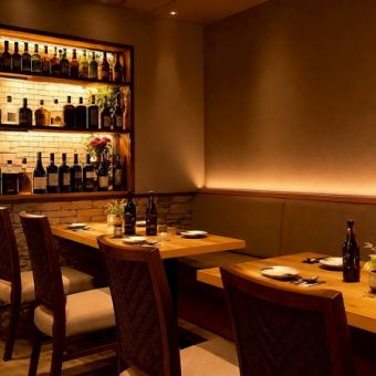 6名様まで対応可能な広めのテーブル席をご用意。会社宴会やグループ飲みでも利用しやすく、食べ放題コースや肉料理を囲みながらゆったり食事とお酒を楽しめる賑やかな空間として人気です。