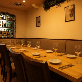 6名様まで対応可能な広めのテーブル席をご用意。会社宴会やグループ飲みでも利用しやすく、食べ放題コースや肉料理を囲みながらゆったり食事とお酒を楽しめる賑やかな空間として人気です。
