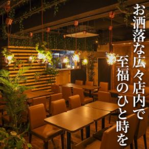 貸切席は、特別な集まりをより思い出深いものにするためのプライベート空間です。周囲を気にせず、自分たちだけの時間を満喫できます。レイアウトや装飾も自由にアレンジ可能で、パーティーや宴会、イベントなど、様々なシーンに対応します。一体感のある空間で、忘れられないひとときをお過ごしください。