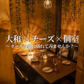 個室は、プライベートな空間で極上の肉料理を堪能できる特別な空間です。落ち着いた照明とスタイリッシュな内装が、洗練された雰囲気を演出します。周りを気にせず、大切な人との会話やお食事に集中できるため、記念日や誕生日などの特別な日にも最適です。2名様から団体のお客様まで、人数に合わせた個室をご用意できます