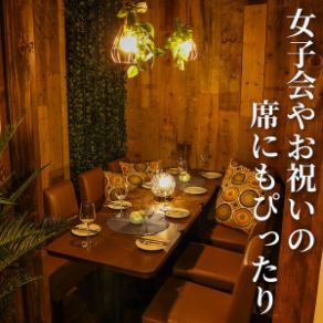 肩肘張らずに楽しめるカジュアルな空間。気の置けない友人との食事や、仕事帰りの一杯に最適です。賑やかな雰囲気の中で、美味しい料理とお酒、そして会話を心ゆくまでお楽しみください。落ち着いた照明とシックなインテリアが、大人の空間を演出するテーブル席。デートや記念日など、特別な日のご利用にもおすすめです。