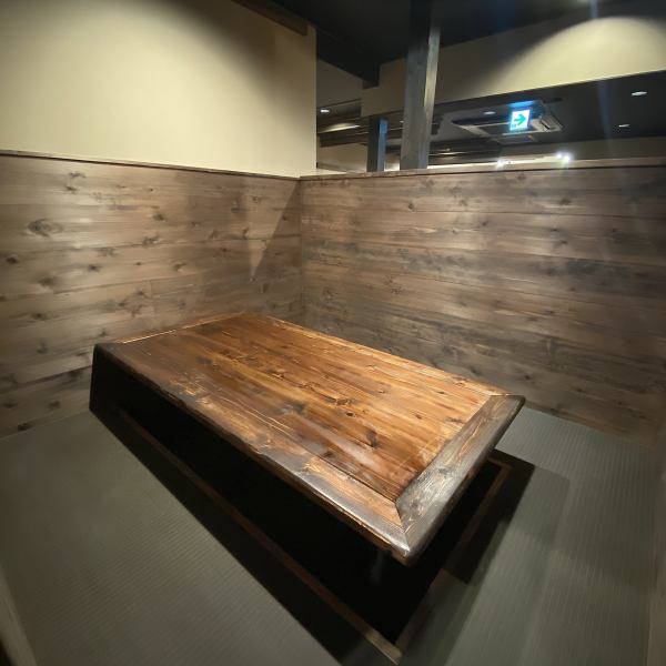 【広々店内】≪1階≫カウンター、テーブル…42席。≪2階≫テーブル…40席。お座敷も御座います♪お一人様、普段使い、団体様の貸切宴会などでの利用に最適です。様々な利用シーンでご活用ください。 