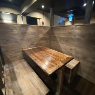 【2F】グループ宴会可能なテーブル席ご用意！最大4名様着席可能なテーブルをご用意しております。