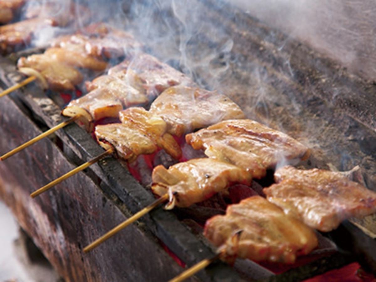 こだわりの炭で焼く焼き鳥を提供！炭火の香りが食欲をそそります