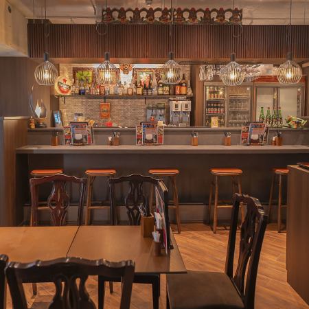 我们有五个吧台座位，您可以独自前来，感到轻松自在！