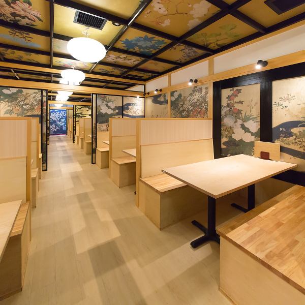[OK for a large number of people.There are 6 tables for 6 people in the store.You can also use it with your neighbor.It's also great for groups to have fun. Miyoshi-tei is full of charm, including small items and teacups.It is sure to become an unforgettable memory of Kyoto.