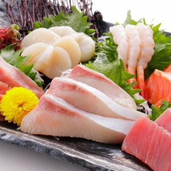 【当店人気No.1】マグロ入り刺身3点盛り等海の幸含む全11品4500円(税込)※+1500円で飲み放題可