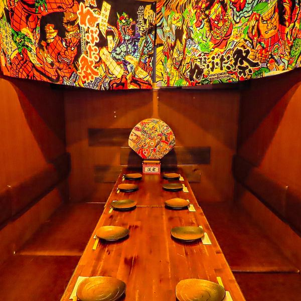 【喫煙可★会社宴会・プライベート宴会に最適★大人気個室席】店内は居酒屋のイメージを忘れてしまうようなカジュアルでおしゃれな空間！女性のお客様でもご安心してご来店いただけます。広々座れるテーブル席は会社宴会・プライベート宴会・お祝い事など様々なシーンでご利用可能！是非ご利用ください！