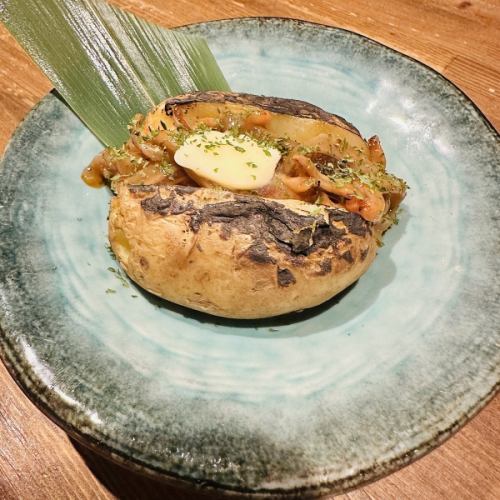 塩辛をのせたアツアツジャガバター