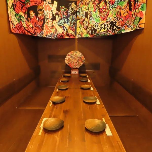 【半個室】最大10名様まで着席可能なゆとりある半個室は、少人数での宴会や親しい方とのお集まりに大人気。周りの目を気にせずゆったりとくつろげる空間は、少人数宴会やご友人との飲み会、部署の集まりなどに最適です。