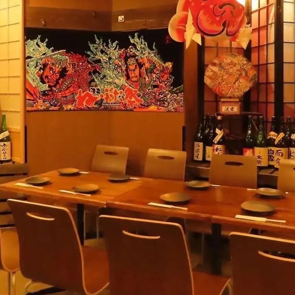 【二次会も大歓迎♪】池袋駅西口から徒歩2分とアクセス抜群！総席数80席の広々とした店内は、少人数での飲み直しから団体様まで柔軟にご案内可能です。二軒目や仕事終わりのちょい飲み利用にも最適。種類豊富なお酒と青森風情あふれる空間で皆様をお待ちしております。