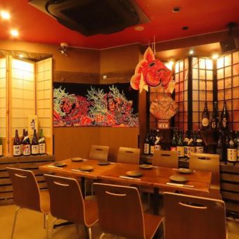 【テーブル半個室｜6～10名様×2卓】プライベートな雰囲気の中でお食事をお楽しみいただける、ゆとりあるテーブル仕様の半個室です。居酒屋ならではの賑わいを感じつつも、仕切りがあるため周囲の視線を気にすることなくお過ごしいただけます