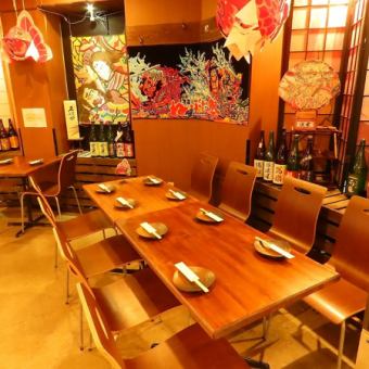 【店舗貸切｜最大80名様】店内には鮮やかな「金魚ねぶた」が飾られるなど、見渡すかぎり青森の魅力が散りばめられた非日常空間が広がります。会社宴会をはじめ、同窓会や打ち上げなど、多彩なシーンに最適。周囲を気にせずゆったりとくつろげる大型宴会をご希望の幹事様は、ぜひお気軽にご相談ください。