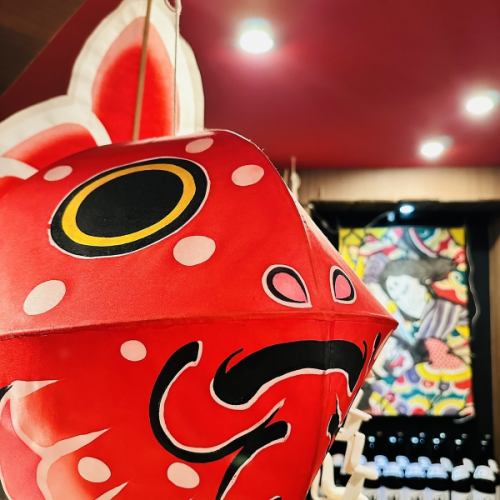 店內，睡魔浮雕在水中游動。