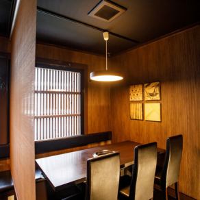 ご家族や友人とのお食事にも使いやすいテーブル席。6名様席もございます。