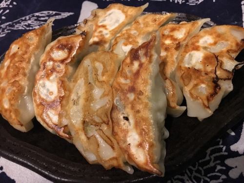 Perfect with alcohol ◎ Handmade grilled gyoza (4 pieces)