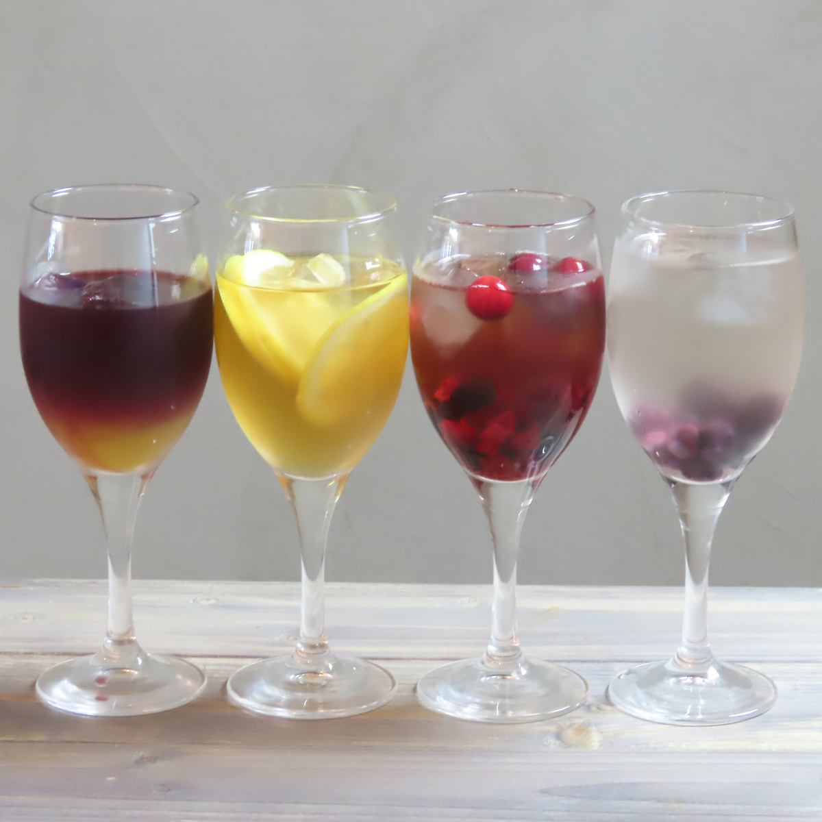 We have a variety of sangria and cocktails♪