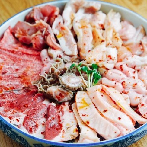 Enjoy fresh offal and meat sashimi! With beer or lemon sour!
