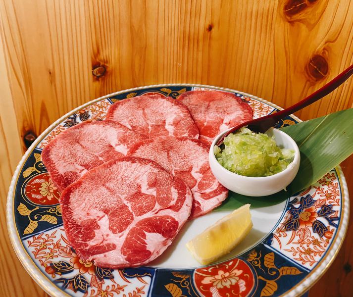【牛舌和蔥鹽】切成薄片的牛舌和自製的蔥鹽非常搭配！980日元
