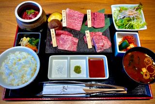 [Special Lunch] Assortment of four rare cuts, marinated meat in sauce, dessert of the day and drink included, 6,050 yen (tax included)