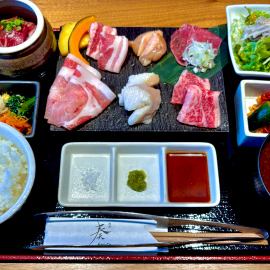 【烤肉午餐】2,200日圓（含稅），包含六種烤肉、醃肉、今日甜點和飲料