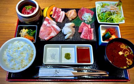 【烤肉午餐】2,200日圓(含稅),包含六種烤肉、醃肉、今日甜點和飲料