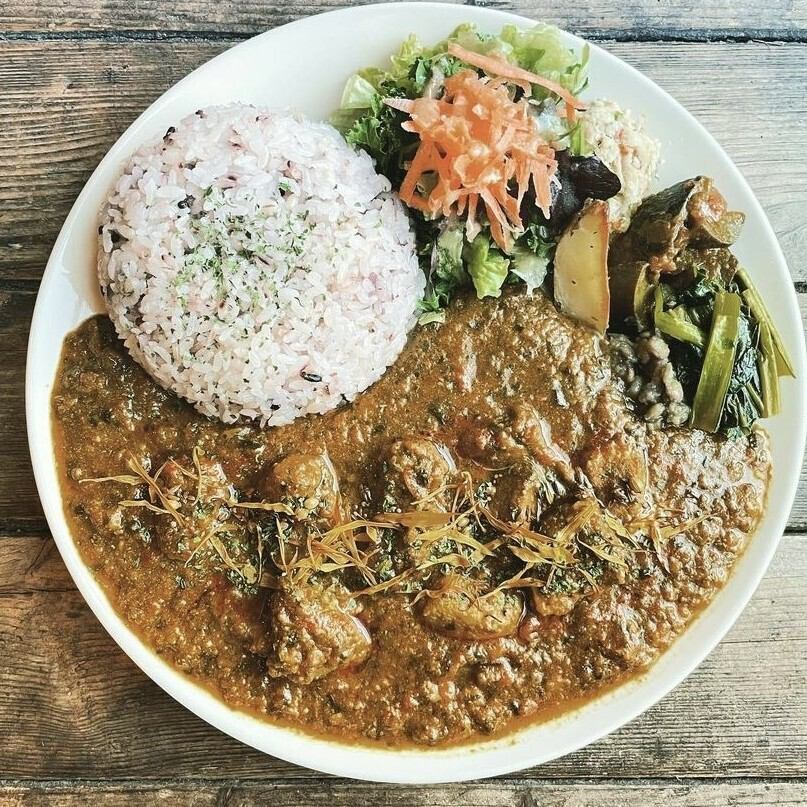 During the day, we quietly operate a curry restaurant where "spices are the star"♪