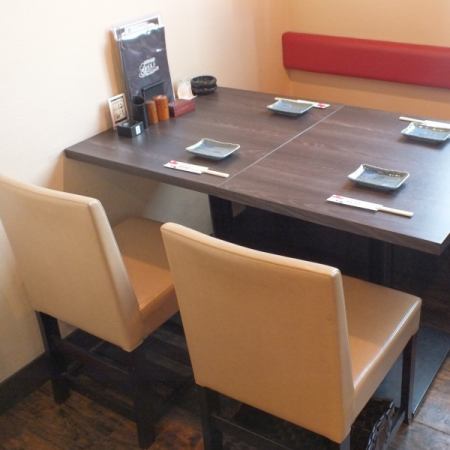 4 명 인 테이블 석 4 탁자 준비하고 있습니다.연결하여 최대 24 명 들어간 것은 있습니다 만, 약간 좁아 져 버립니다.