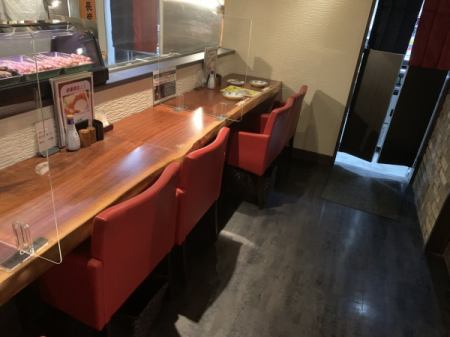 We have counter seats that you can feel free to use for a quick drink on your way home from work or for a date ♪ We welcome you to visit us alone!