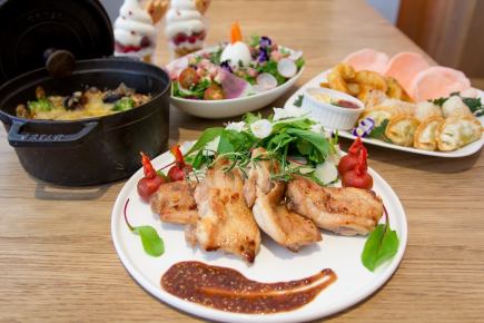 Salad / Pasta / Main dish / Mini Pafe etc. 6 items + One drink 2500 yen